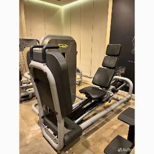 Technogym Element Legpress тренажер для жима ногами