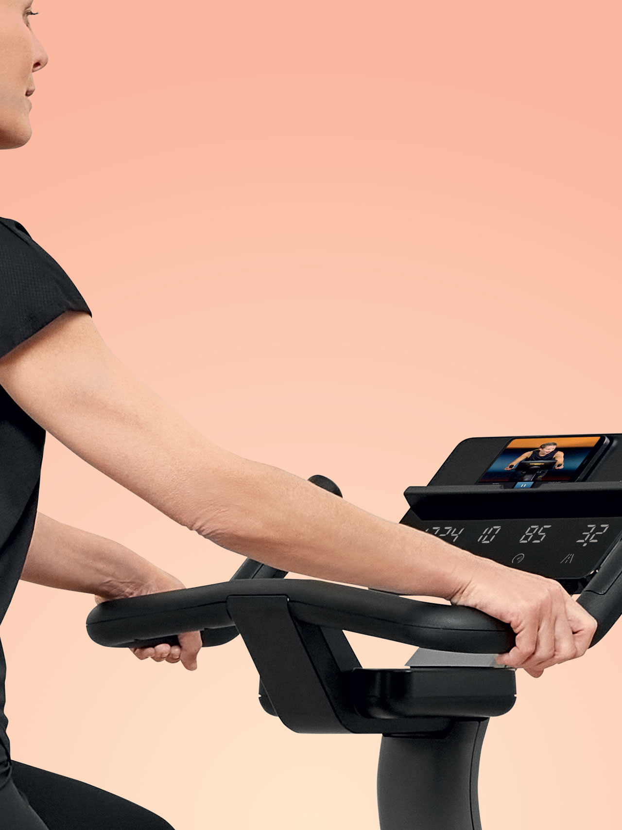 Вертикальный велотренажер Technogym Cycle