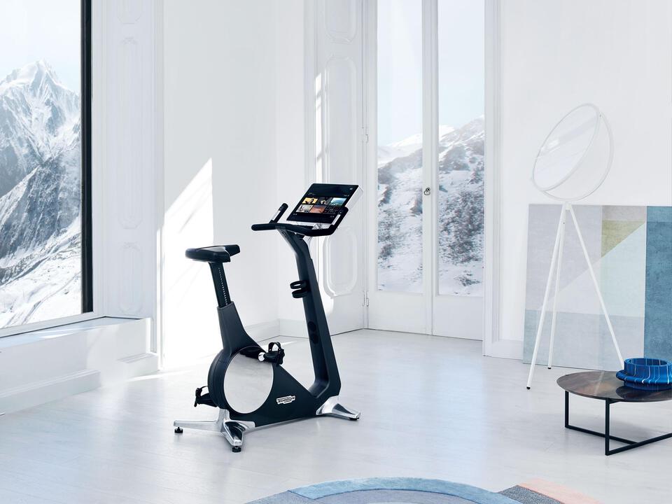 Вертикальный велотренажер Technogym Personal Bike