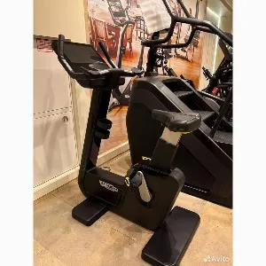 Вертикальный велотренажер Technogym Bike Artis