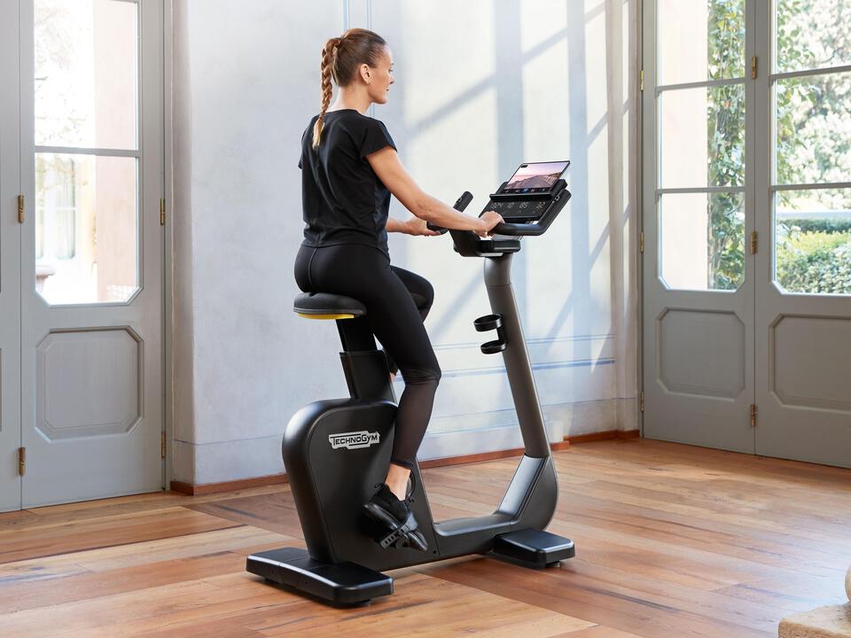 Вертикальный велотренажер Technogym Cycle