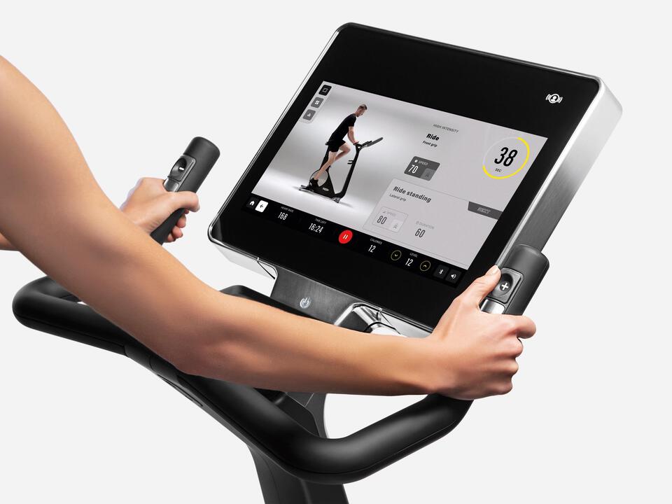 Вертикальный велотренажер Technogym Personal Bike