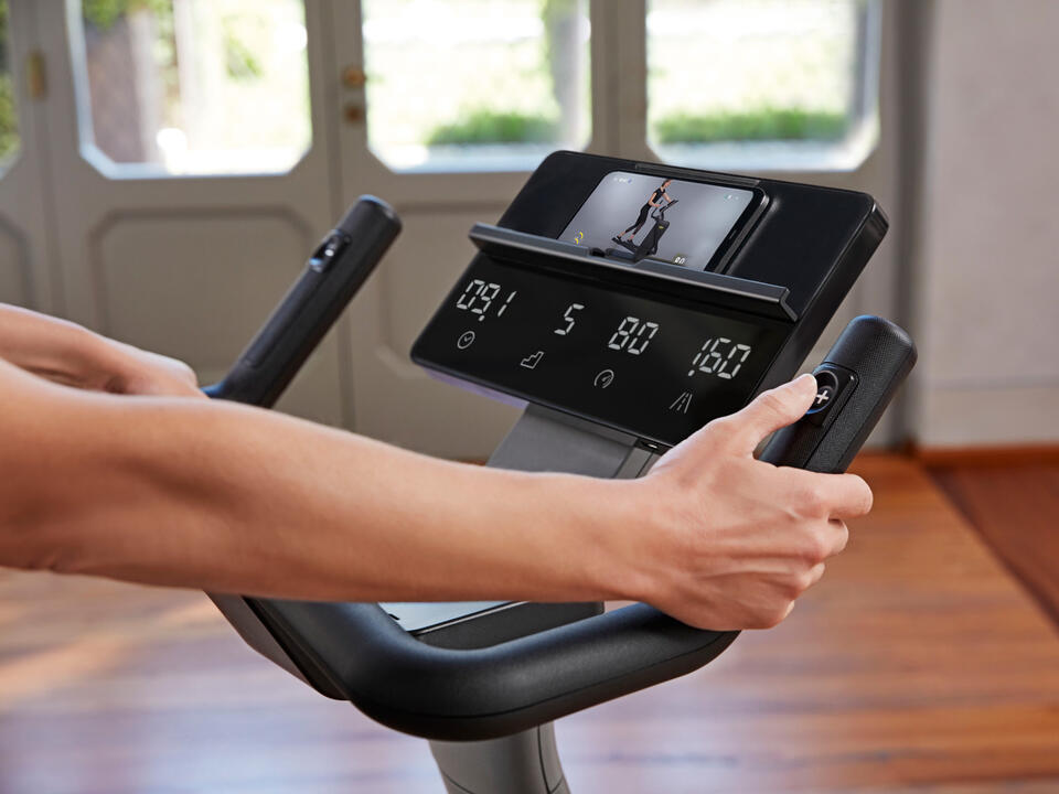 Вертикальный велотренажер Technogym Cycle