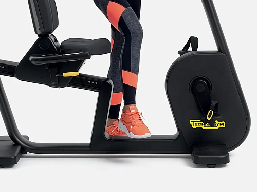 Горизонтальный велотренажер Technogym Excite Recline Live 500