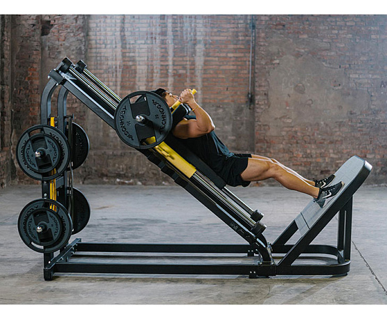 Гакк-присед Technogym PURE STRENGTH Hack Squat фото1