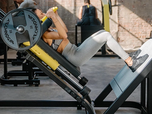 Гакк-присед Technogym Pure Strenght Hack Squat