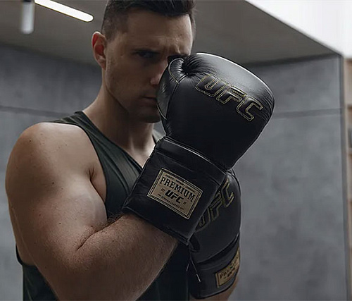 Премиальные тренировочные перчатки на шнуровке UFC черные 18 Oz