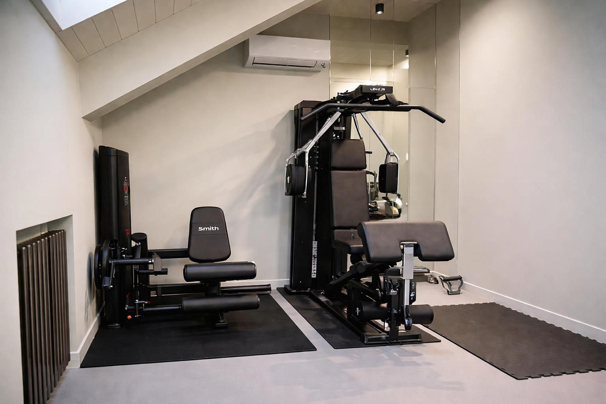 Компактный тренажерный зал в коттеджном поселке