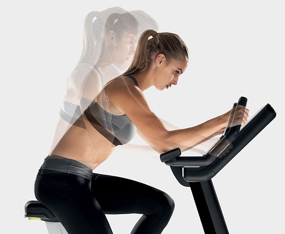 Вертикальный велотренажер Technogym Artis Bike фото3