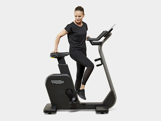 Вертикальный велотренажер Technogym Cycle фото12