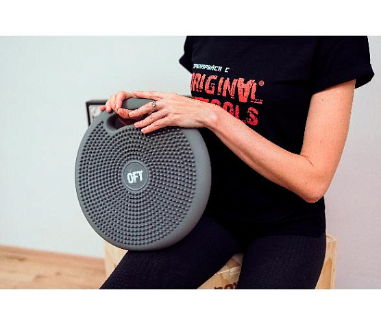 Подушка массажно-балансировочная с ручкой Original FitTools серая фото12