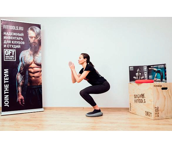 Подушка массажно-балансировочная с ручкой Original FitTools синяя фото10