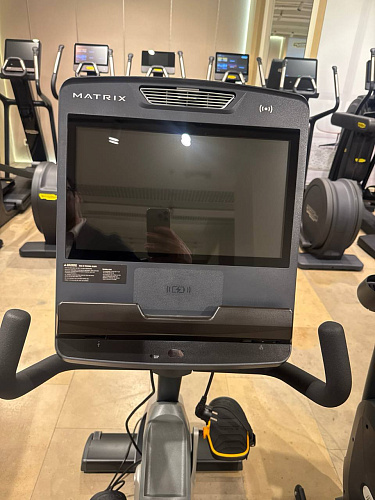 Горизонтальный велотренажер Matrix Fitness Performance Touch (витринный образец)