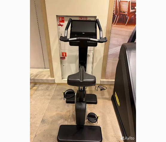 Вертикальный велотренажер Technogym Bike Artis фото7