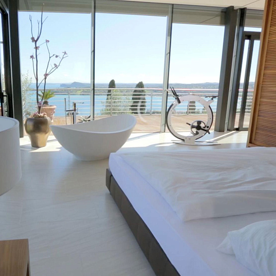 Велотренажер вертикальный Ciclotte Steel Traffic красный фото12