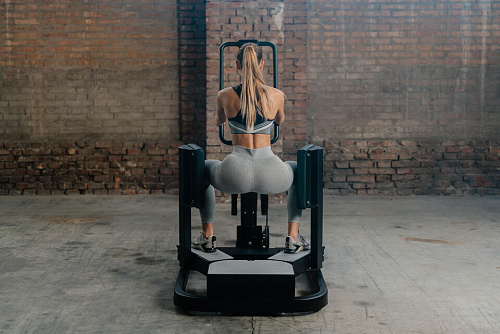 Разведение ног стоя Technogym Pure Strenght Standing Abductor