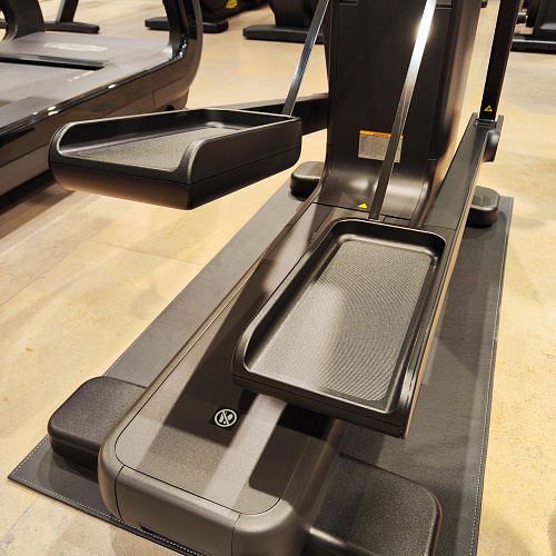 Эллиптический тренажер Technogym Elliptical (витринный образец)