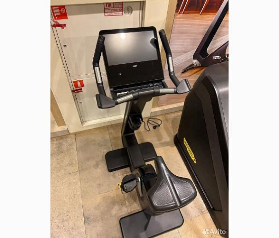 Вертикальный велотренажер Technogym Bike Artis фото2