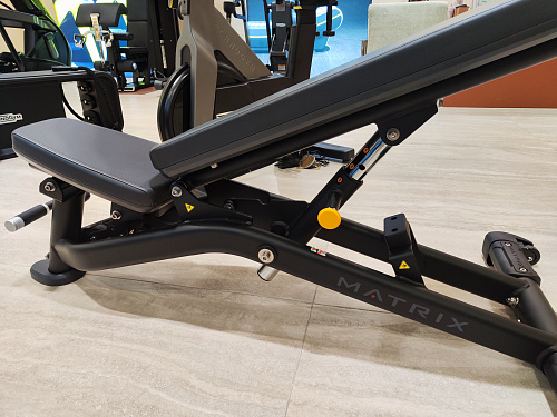 Скамья регулируемая с положительным наклоном Matrix Fitness MAGNUM A82 (витринный образец)
