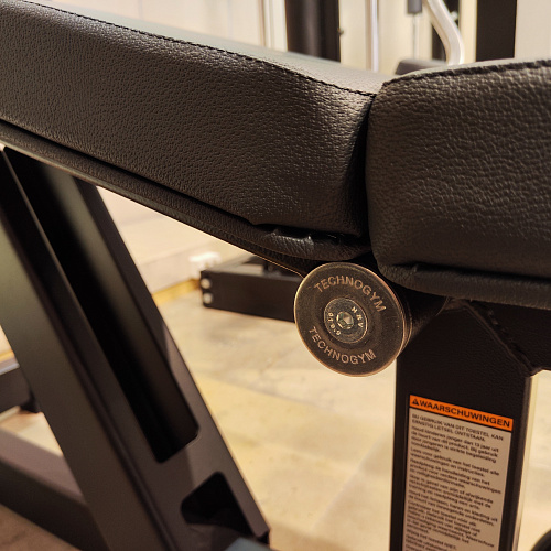 Скамья с отрицательным наклоном на пресс Technogym Pure Strength Adjustable Decline/Ab Crunch (витринный образец)