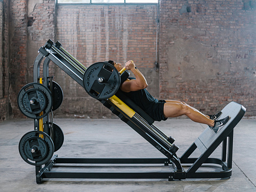 Гакк-присед Technogym Pure Strenght Hack Squat