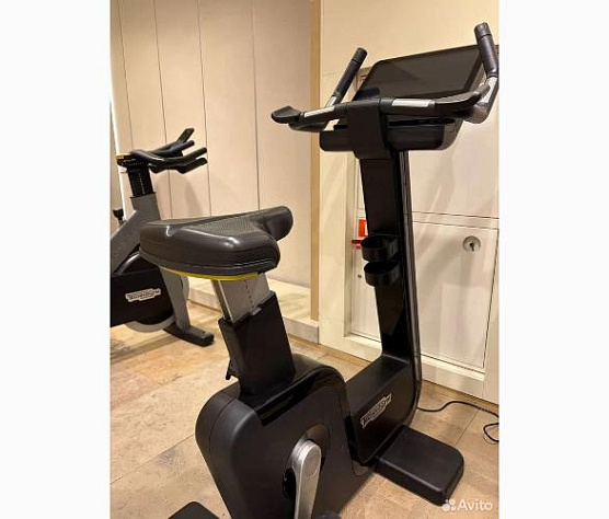 Вертикальный велотренажер Technogym Bike Artis фото5