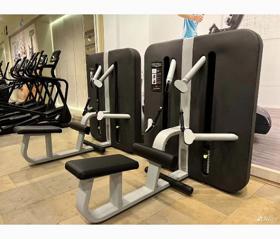 Грузоблочный тренажер для нижней тяги Technogym Kinesis Low Pull фото1