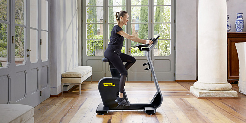 Вертикальный велотренажер Technogym Cycle