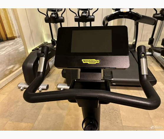 Вертикальный велотренажер Technogym Excite Live Bike 700 HP фото3