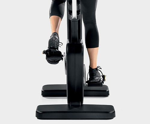 Вертикальный велотренажер Technogym Artis Bike