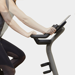 Купить Вертикальный велотренажер Technogym Cycle в Москве
