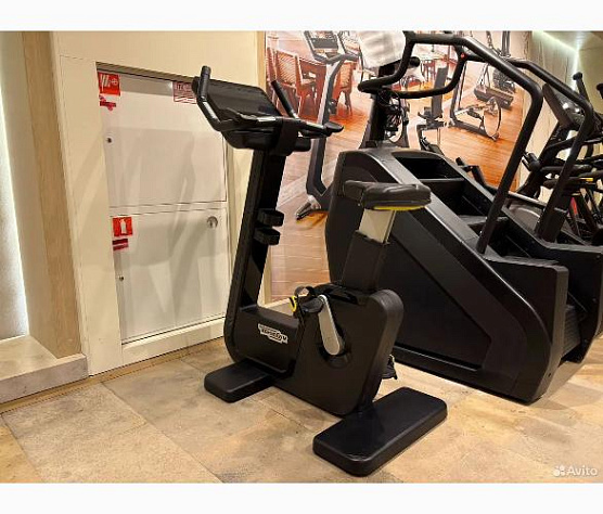 Вертикальный велотренажер Technogym Bike Artis фото1