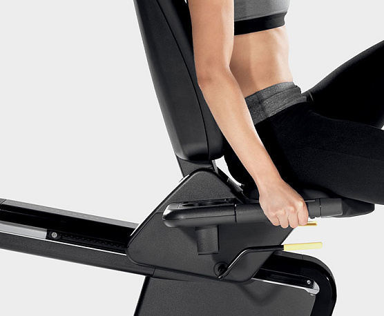 Горизонтальный велотренажер Technogym Artis Recline фото4