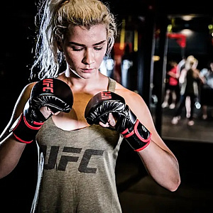 Купить UFC Перчатки MMA для спарринга 8 унций черные S/M в Москве