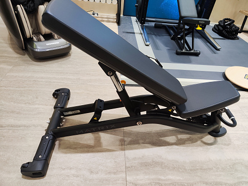 Скамья регулируемая с положительным наклоном Matrix Fitness MAGNUM A82 (витринный образец)
