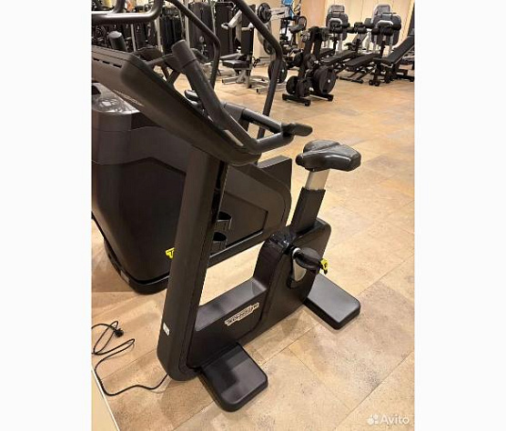 Вертикальный велотренажер Technogym Bike Artis фото3
