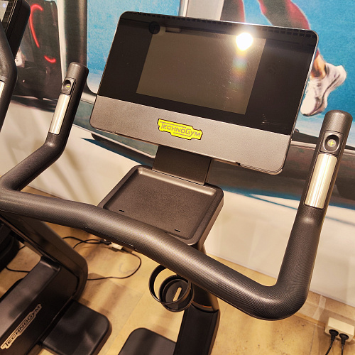 Велотренажер вертикальный Technogym Excite Bike Live 700 (в отличном состоянии)