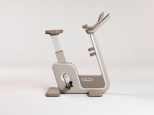 Вертикальный велотренажер Technogym Artis Luxury Bike