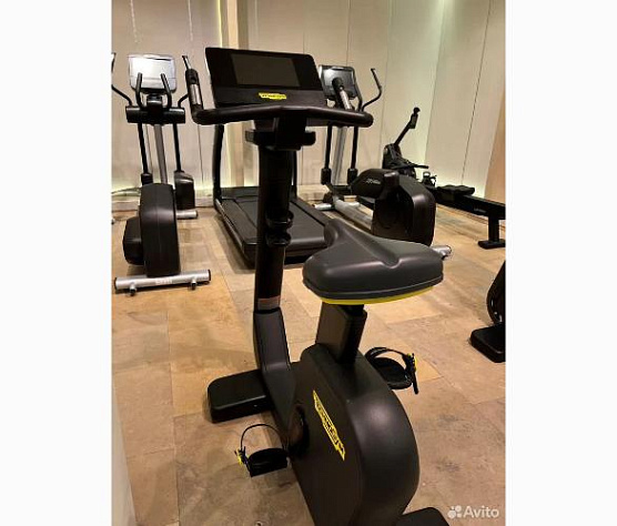 Вертикальный велотренажер Technogym Excite Live Bike 700 HP фото1