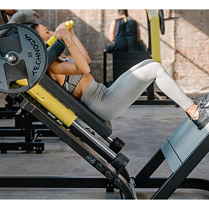 Купить Нагружаемый дисками тренажер Technogym PURE STRENGTH Hack Squat в Москве