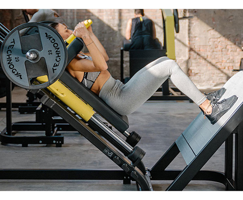 Гакк-присед Technogym PURE STRENGTH Hack Squat