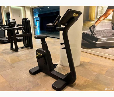 Вертикальный велотренажер Technogym Excite Live Bike 700 HP