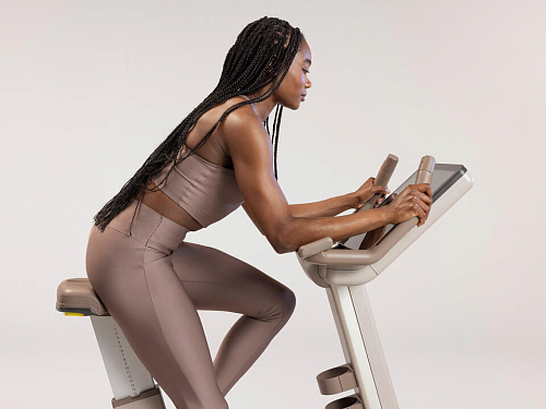 Вертикальный велотренажер Technogym Artis Luxury Bike