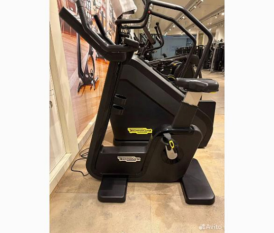 Вертикальный велотренажер Technogym Bike Artis фото4