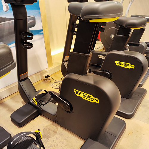 Велотренажер вертикальный Technogym Excite Bike Live 700 (в отличном состоянии)