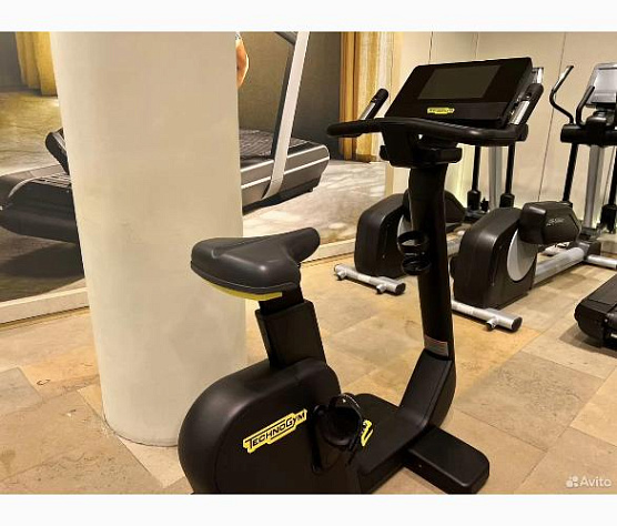 Вертикальный велотренажер Technogym Excite Live Bike 700 HP фото2