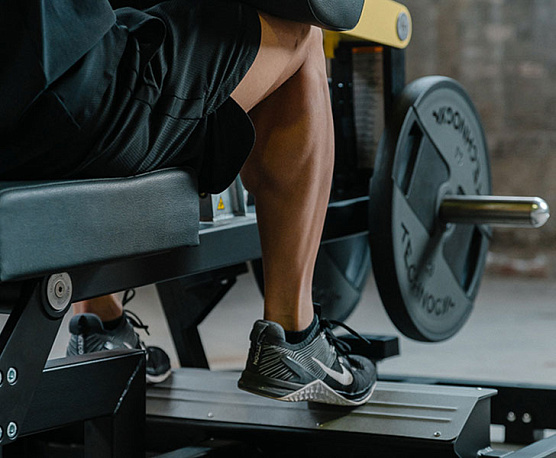 Икроножные мышцы сидя Technogym PURE STRENGTH Seated Calf фото1