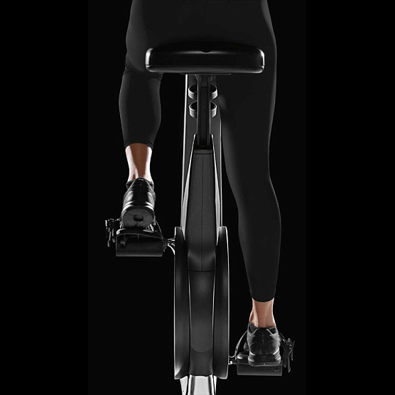 Вертикальный велотренажер Technogym Bike Personal фото6