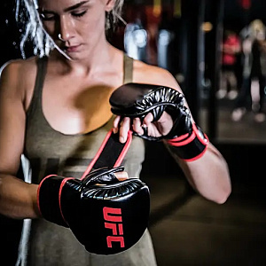 Купить UFC Перчатки MMA для спарринга 8 унций черные S/M в Москве