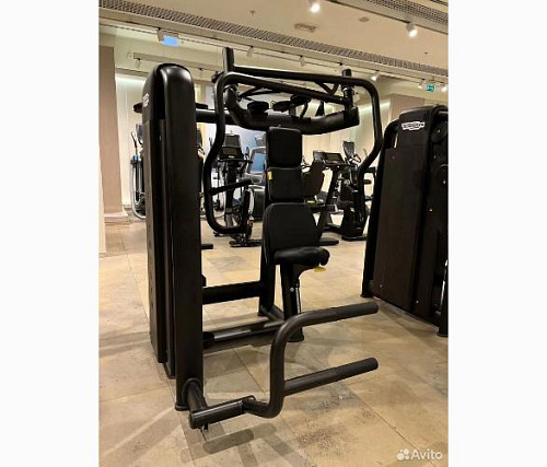 Жим от груди Technogym Chest Press Selection 900